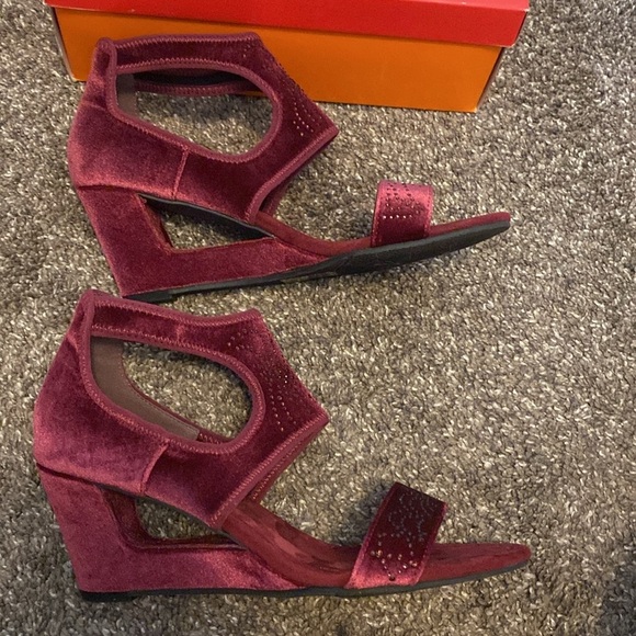 New York Transit Wine Velvet Beaded Open Toe Ankle Wedges sz 8.5 NIB - Picture 5 of 8